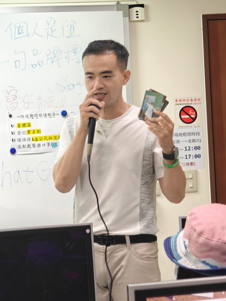 圖卡是入口，真正被翻開的是自己的選擇